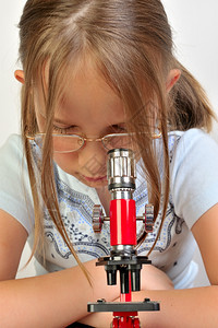 女孩学习用显微镜白底光学的女生童年图片