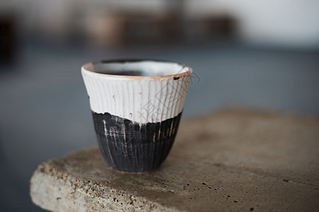 马克杯颜色陶瓷制品模糊背景陶瓷咖啡杯上的图片