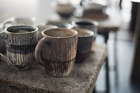 模糊背景陶瓷咖啡杯上的传统的饮料厨房图片