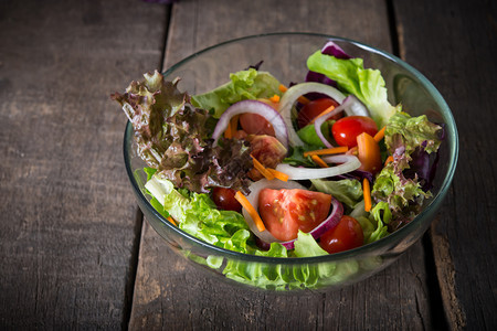开胃菜晚餐素食主义者木制背景玻璃碗中新鲜蔬菜沙拉图片