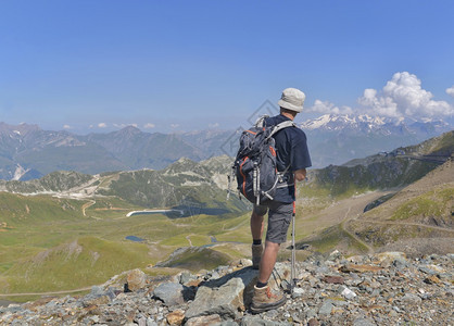 徒步旅行者自然假期山顶高的登徒步者仰望高山风景图片