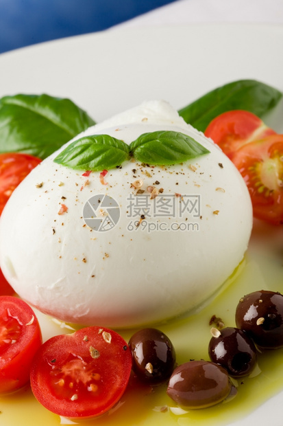产品番茄素食主义者含切樱桃西红柿和橄榄的美味水牛马zzarella超过额外的vergin油图片