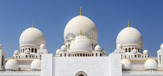 高的金建筑阿拉伯联合酋长国阿布扎比SheikhZayedGrand清真寺的摩洛哥风格圆顶图片