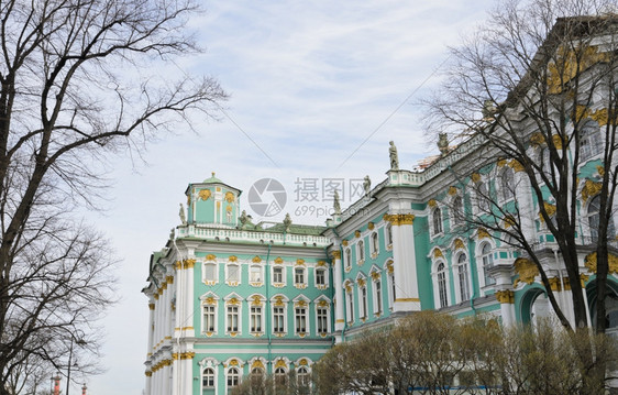 白色的正方形俄罗斯圣彼得堡冬季宫Hermitage岛部分雕塑图片