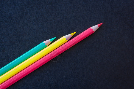 三支彩色铅笔背景图片