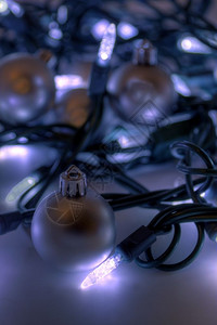 蓝色的坐在白圣诞灯光中银鲍子和XmaLights的银洞声波频谱高其中装饰品背景图片