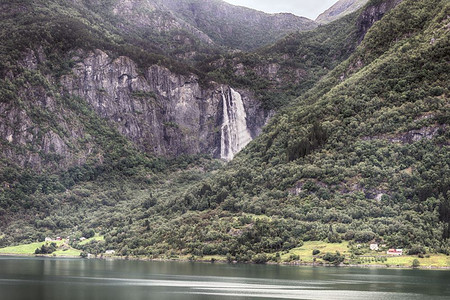挪威北欧的南索格涅弗湾附近的瀑布自然图片