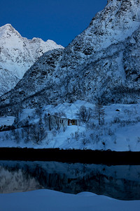 木头假期户外晚冬的山一个孤独小房子冬天山和一个孤独房子在晚上图片