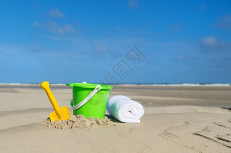 草阳光空海滩的玩具白色图片