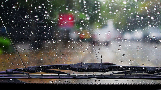 水把挡风玻璃上的雨擦干净路的图片