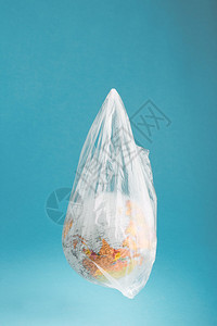 浪费领域生态的塑料污染和废物的概念蓝色背景的地球复制文本空间GlobaloverBlueforcyFormfortext图片