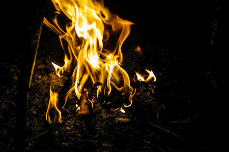 黑暗画面中的火焰夜晚营与黑色背景隔绝在夜幕下橙壁炉黄色的背景图片