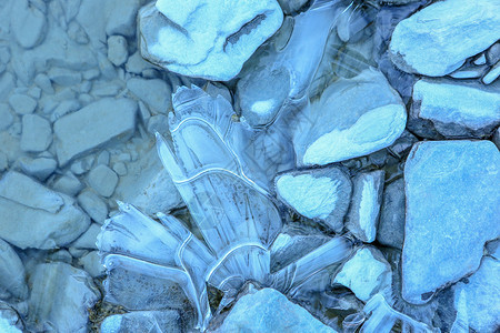 寒冷的季节蓝色河上冰层纹身背景图片
