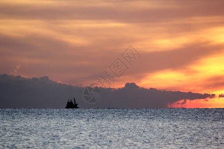 夏天海边的落日夕阳图片