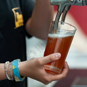 地方啤酒节装满一杯啤酒麦餐厅节日图片