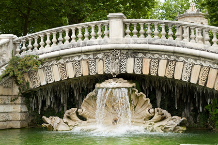 户外法国Dijon的达西公园泉水建筑学蚌图片