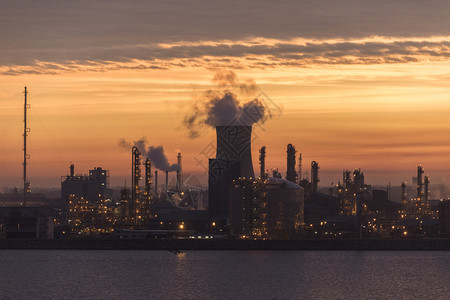 化学英国东北部赫尔市附近汉伯埃斯图瓦里山上的工业天线黎明团结港口图片