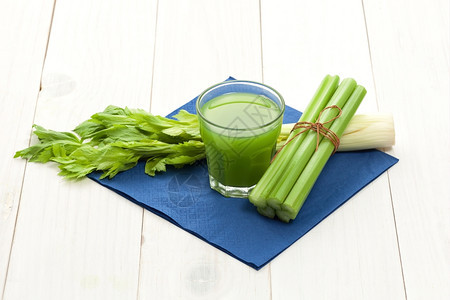 排毒绿色蔬菜汁白木上塞油桌子饮料图片