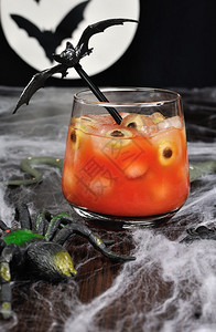 血腥喝一杯番茄汁冰上加橄榄玛丽图片