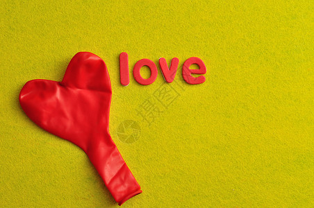 浪漫的乳胶红色心形气球和黄背景上的爱情字词Name氦图片