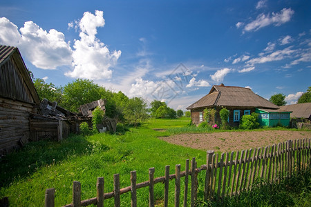 俄罗斯村的石制木房屋传统的草图片