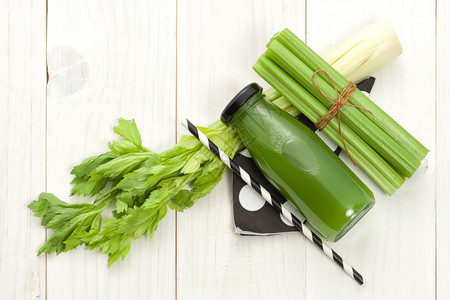 果汁绿色饮料瓶装蔬菜汁含有白木本底的菜图片