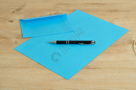 邀请一种写蓝色纸和信封带黑笔图片