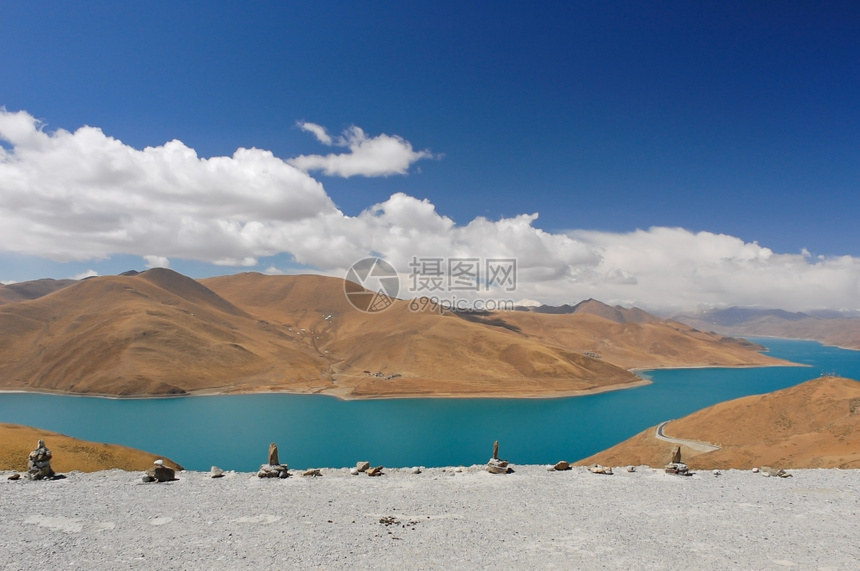 自然Yamdrok圣湖岩石景观图片