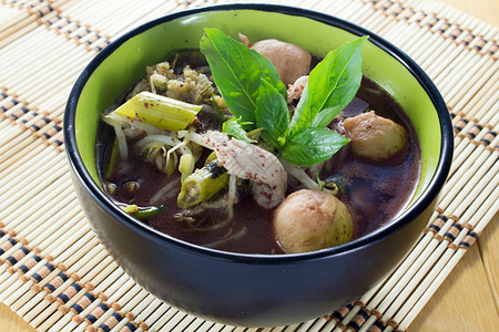黑碗中传统塔伊食物面条一顿饭泰国蔬菜图片