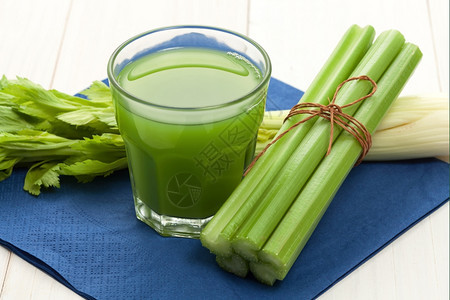 茎饮料排毒绿色蔬菜汁白木上塞油图片