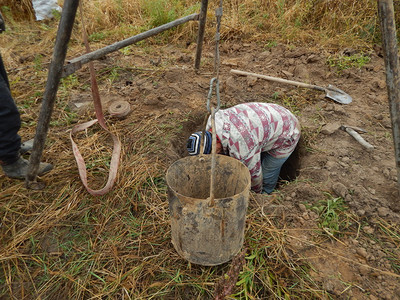 绿色村庄在达查建造一个饮用水井古老的图片