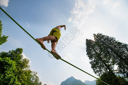 健康自然运动男孩练习在绳子上行走钢丝背景图片