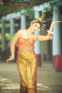 穿传统泰文风格服装的国女孩衣服树装饰品图片