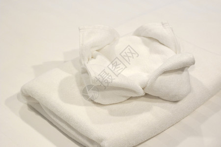 放松织物蓬的床上白毛巾供旅馆客人用图片