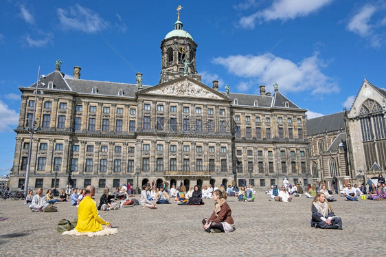 首都历史的欧洲荷兰阿姆斯特丹20年5月日在荷兰阿姆斯特丹科罗纳危机期间于解放日对大坝广场进行冥想图片