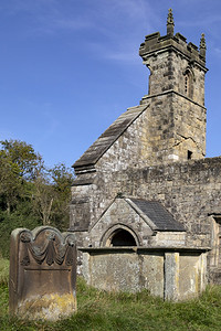 12日联合王国北约克郡WharramPercy的圣马丁斯中世纪教堂的废墟是12世纪晚期开始的当时位于联合王国北约克郡Wharra图片