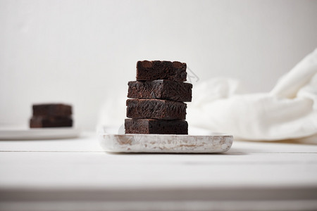 糕点一块自制巧克力布朗尼甜点和纸蛋糕图片