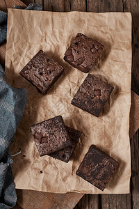 一块自制巧克力布朗尼甜点和美味的复制食物图片