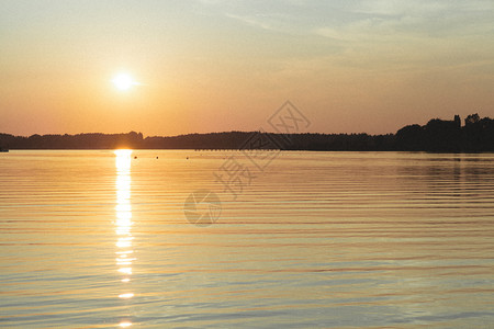 落日夕阳倒影在湖泊上图片