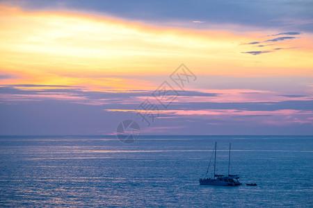 日落时海中的游艇图片