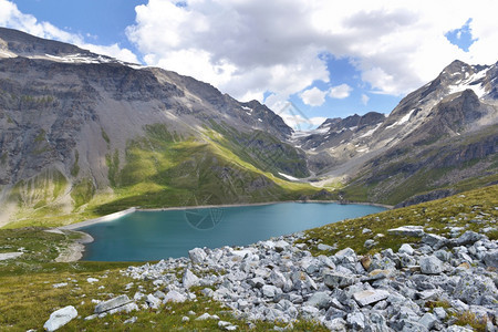 景观自然位于法国高山家公园中岩石山的美丽蓝湖国民图片