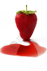 美味的斯塔克正面在白色背景前的红液体上草莓在一个草莓图片