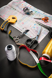 措施缝纫工具线有剪刀和深色测量胶带成套工具艺图片