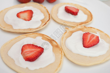 可丽饼薄煎草莓和甜奶油自制煎饼早餐图片