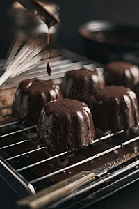 奶油糖甜点深色背景中美味的自制巧克力蛋糕美味的自制巧克力蛋糕图片