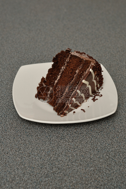 盘子里一块巧克力蛋糕图片