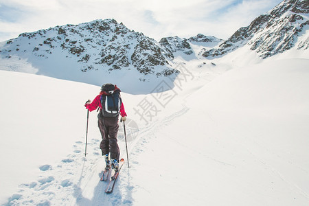 登山滑雪者雪山滑雪图片