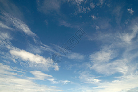 蓝色天空上的美丽云彩作为自然背景蓝色的太阳图片