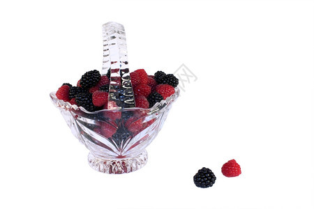 玻璃篮里装满了新鲜的草莓和黑莓水果图片