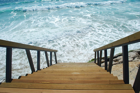 支撑平静的美丽景色有楼梯进入大海图片